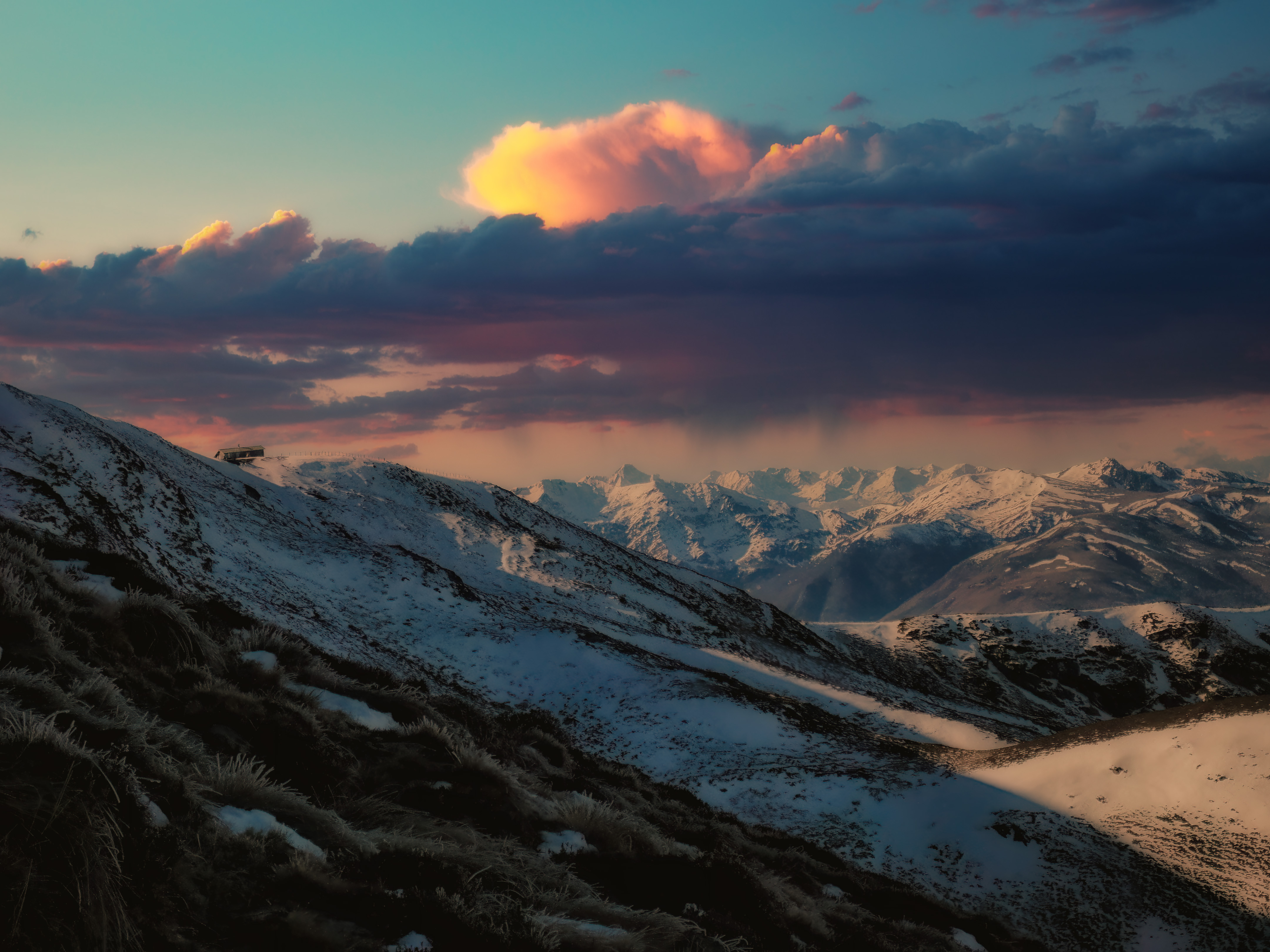 La Cabane du Mont Fourcat sous la neige au crépuscule